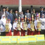 Upacara Hardiknas, Plt Bupati Subang Imas Beri Penghargaan Murid Berpreatasi