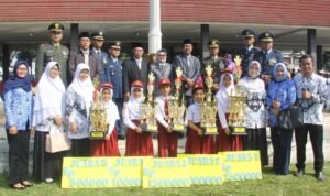 Upacara Hardiknas, Plt Bupati Subang Imas Beri Penghargaan Murid Berpreatasi