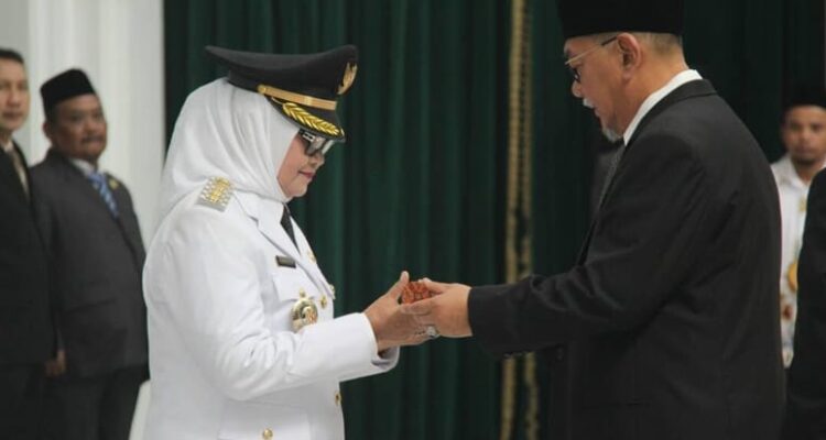 Imas Aryumningsih Resmi dilantik menjadi Bupati Subang Sisa Masa Jabatan 2013 - 2018.