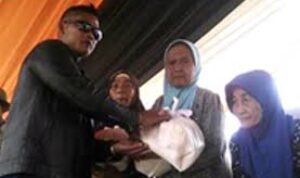 Ketua Ormas BBC DPD Passus Membagi Sembako