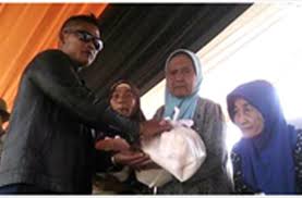 Ketua Ormas BBC DPD Passus Membagi Sembako Ketua Ormas BBC DPD Passus Membagi Sembako