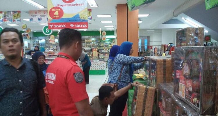 Tokma Pagaden Inspeksi Jelang Idulfitri Tokma Dan Jogya Di Pagaden Subang Jual Makanan Kadaluarsa