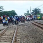 Pengguna Jalan Miris Melewati Rel Kereta Api Rusak Tak Kunjung Diperbaiki
