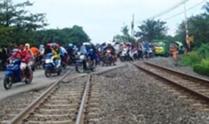 Pengguna Jalan Miris Melewati Rel Kereta Api Rusak Tak Kunjung Diperbaiki