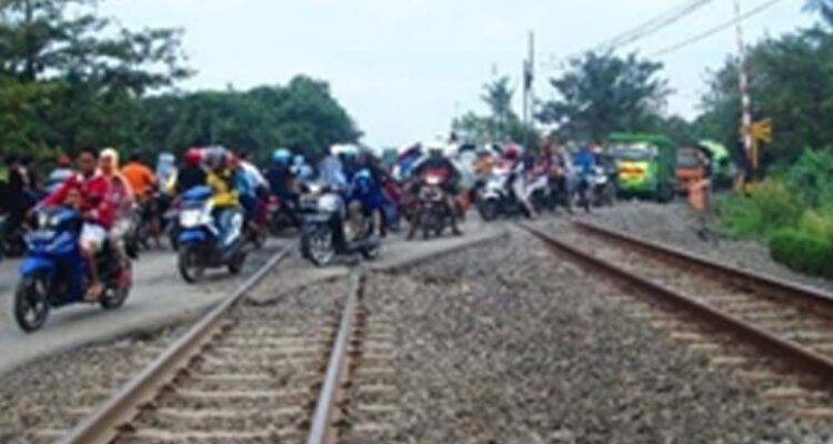 Pengguna Jalan Miris Melewati Rel Kereta Api Rusak Tak Kunjung Diperbaiki