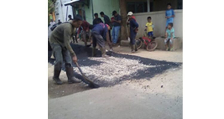Diduga Pekerjaan Jalan Hotmix DD Purwadadi Asal Jadi