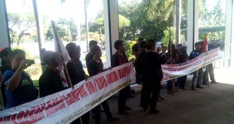 Subang KAMPAK Geruduk DPRD