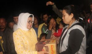 Imas-Tinjau-Lokasi-Banjir-Bandang-di-Pasirjambe-Cisalak