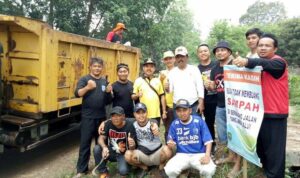 Sambut-Hari-Sumpah-Pemuda-Camat-Purwadadi-Bersama-Warga-Bersihkan-Sampah