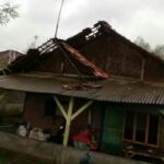 Angin Puting Beliung Hantam Belasan Rumah Warga Kadawung Subang
