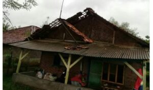 Angin Puting Beliung Hantam Belasan Rumah Warga Kadawung Subang