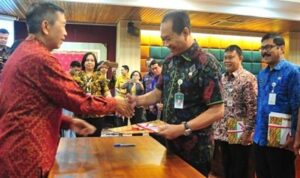 Wabup Gianyar Terima DIPA 2018 Dari Gubernur Bali