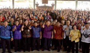 Walikota Denpasar Serahkan 851 SK Guru Plus 325 Kartu