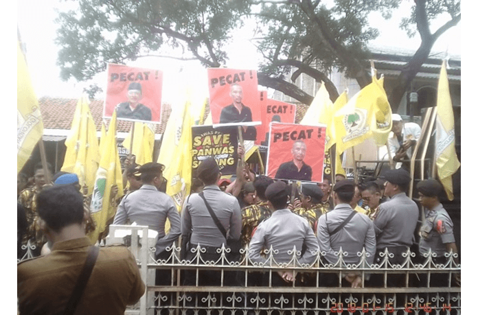 Diduga Cemarkan Nama Baik Imas Arymningsih, AMPG Demo Kantor Panwaslu Subang