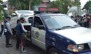 Dishub Denpasar Derek Satu Mobil Parkir Sembarang Di Denfest