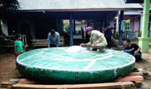 Mengukir Sejarah Kampungnya, Warga Dusun Cigoong Subang Buat Gong Raksasa