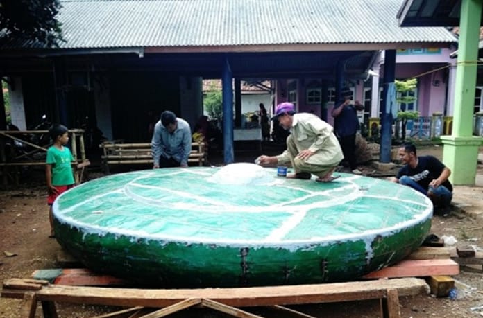 Mengukir Sejarah Kampungnya, Warga Dusun Cigoong Subang Buat Gong Raksasa