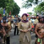 Nunik Lepas Peserta Karnaval HUT Desa Labuhan Ratu VI Nunik Lepas Peserta Karnaval HUT Desa Labuhan Ratu VI