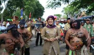 Nunik Lepas Peserta Karnaval HUT Desa Labuhan Ratu VI