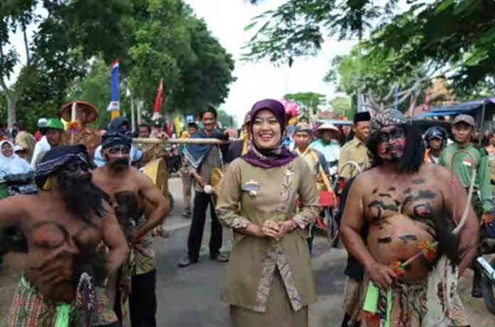 Nunik Lepas Peserta Karnaval HUT Desa Labuhan Ratu VI