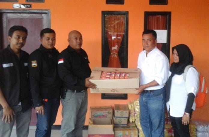 PP dan Jaga Satru Santuni Yatim Piatu Desa Sarimukti