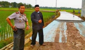 Prioritaskan Pembangunan Jalan Kades Mekarsari Jadi Kebanggaan Warganya Prioritaskan Pembangunan Jalan Kades Mekarsari Jadi Kebanggaan Warganya