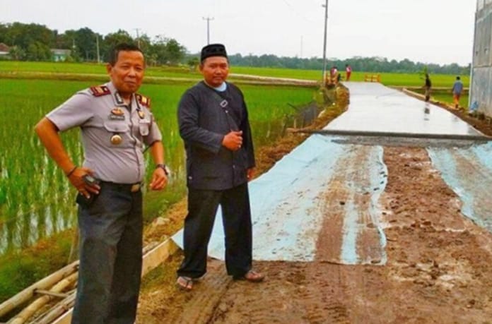 Prioritaskan Pembangunan Jalan Kades Mekarsari Jadi Kebanggaan Warganya