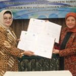 Bupati Subang, Hj. Imas Aryumningsih dan Sekretariat Utama LIPI, Dr. Siti Nuramaliati Prijono menandatangani naskah hibah tanah Pemda