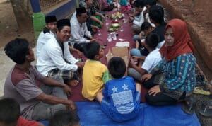 Syukuran Jalan Hotmix, Warga Neglasari Gelar Makan BersamaSyukuran Jalan Hotmix, Warga Neglasari Gelar Makan Bersama