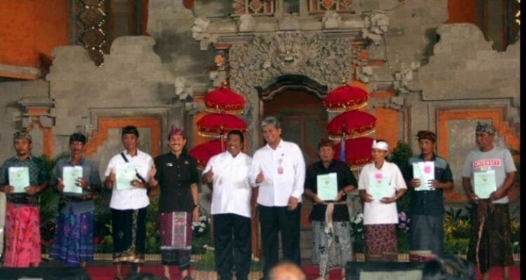 Bupati Buleleng Serahkan 10.170 Sertifikat PTSL