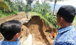 Bupati Dan Wabup Subang Meninjau Lokasi Longsor Bantaran Sungai