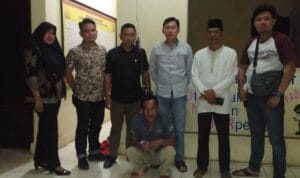 LA,MPUNG UTARA, (PERAKNEW).- Unit PPA Sat Reskrim Polres Lampung Utara berhasil ringkus seorang kakek pelaku pencabulan terhadap cucunya sediri masih balita ketika hendak kabur di jalan Lintas Tengah Sumatara, Jum'at (9/8/19). Pelaku adalah Droni (59), warga Desa Ogan Lima, Abung Barat, Lampung Utara. Menurut Kasat Reskrim Polres Lampung Utara AKP M. Hendrik Aprilitanto, S.I.K. mewakili kapolres AKBP Budiman Sulaksono, S.I.K. mengatakan pelaku ditangkap karena kasus pencabulan terhadap seorang balita berinisial Bunga (18 bulan), yang masih cucungnya sendiri di salah satu tempat halaman TK depan rumah korban pada tanggal 1 Juli 2019 lalu. "Pelaku ditangkap ketika hendak melarikan diri melintasi jalan raya Lintas Tengah Sumatara Depan Kantor Mapolsek Abung Barat setempat," ujar AKP M. Hendrik. Kasat juga menjelaskan dari hasil keterangan saksi SN (30), ibu korban diketahui aksi perbuatan bejat tersangka dengan cara membawa korban masih balita menuju ke salah satu TK depan rumah korban. "Pada waktu itu, kondisi tempat tersebut sedang sepi tiba-tiba pelaku membuka celana hingga selutut dan melakukan perbuatan cabul terhadap cucungnya sendiri", kata Hendrik. Namun aksi perbuatan bejat pelaku dipergoki oleh ibu korban dengan mengatakan "bapak ini apa apaan sih pak", saat yang bersamaan ibu korban langsung merebut anaknya dengan mengedong membawanya pergi. "Tersangka kini sudah diamankan di Polres Lampung Utara untuk menjalani pemeriksaan secara intasip guna proses hukum lebih lanjut," papar AKP. M. Hendirk.(Tajuddin/Rid)