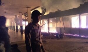 Bangunan SMPN 1 Sungkai Selatan Terbakar, Personil Polres Lampung Utara Bantu Padamkan Api