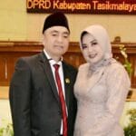 Anggota DPRD Tasikmalaya, Dadang Rachmat didampingi Rossi Hernawat, S.H,. (Istri) Anggota DPRD Tasikmalaya, Dadang Rachmat didampingi Rossi Hernawat, S.H,. (Istri)