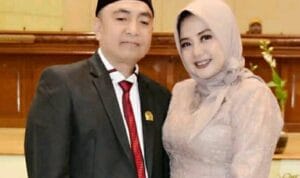 Anggota DPRD Tasikmalaya, Dadang Rachmat didampingi Rossi Hernawat, S.H,. (Istri) Anggota DPRD Tasikmalaya, Dadang Rachmat didampingi Rossi Hernawat, S.H,. (Istri)