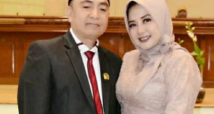 Anggota DPRD Tasikmalaya, Dadang Rachmat didampingi Rossi Hernawat, S.H,. (Istri)