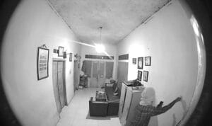 Aksi Pencurian HP Terekam CCTV