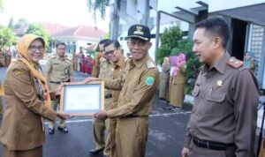SMK PGRI Subang Terima Penghargaan Sekolah Adiwiyata KLH
