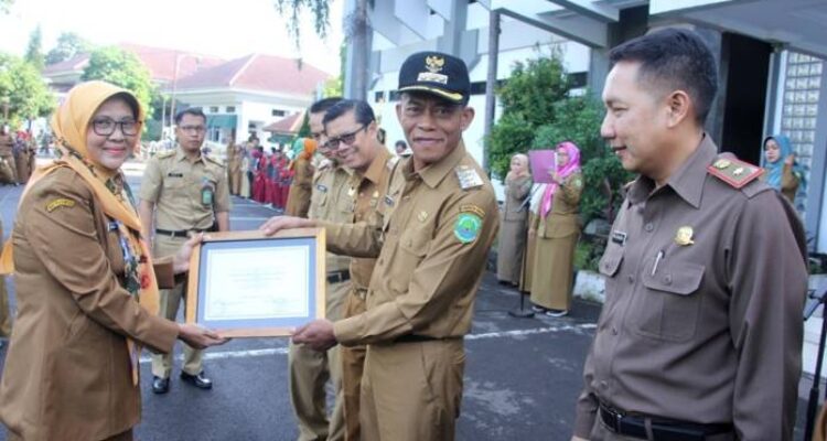 SMK PGRI Subang Terima Penghargaan Sekolah Adiwiyata KLH