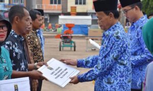 Pemkot Metro Gelar Upacara Bulanan Sekaligus Penyerahan Bantuan CSR