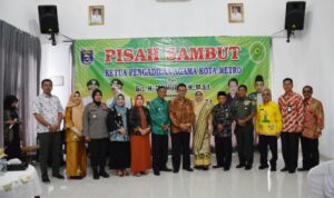 Pemkot Metro Berikan Cinderamata Kepada Ketua Pengadilan Agama Kota Metro