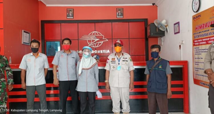 Bupati Lampung Tengah Tinjau Pencairan Dana BST di Kantor Pos Bandarjaya