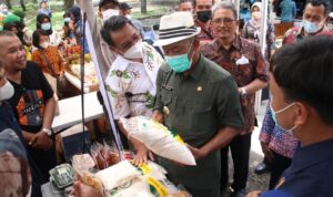 Bupati Kang Jimat Hadiri Bazar Ramadhan Ke Dinas Pertanian1