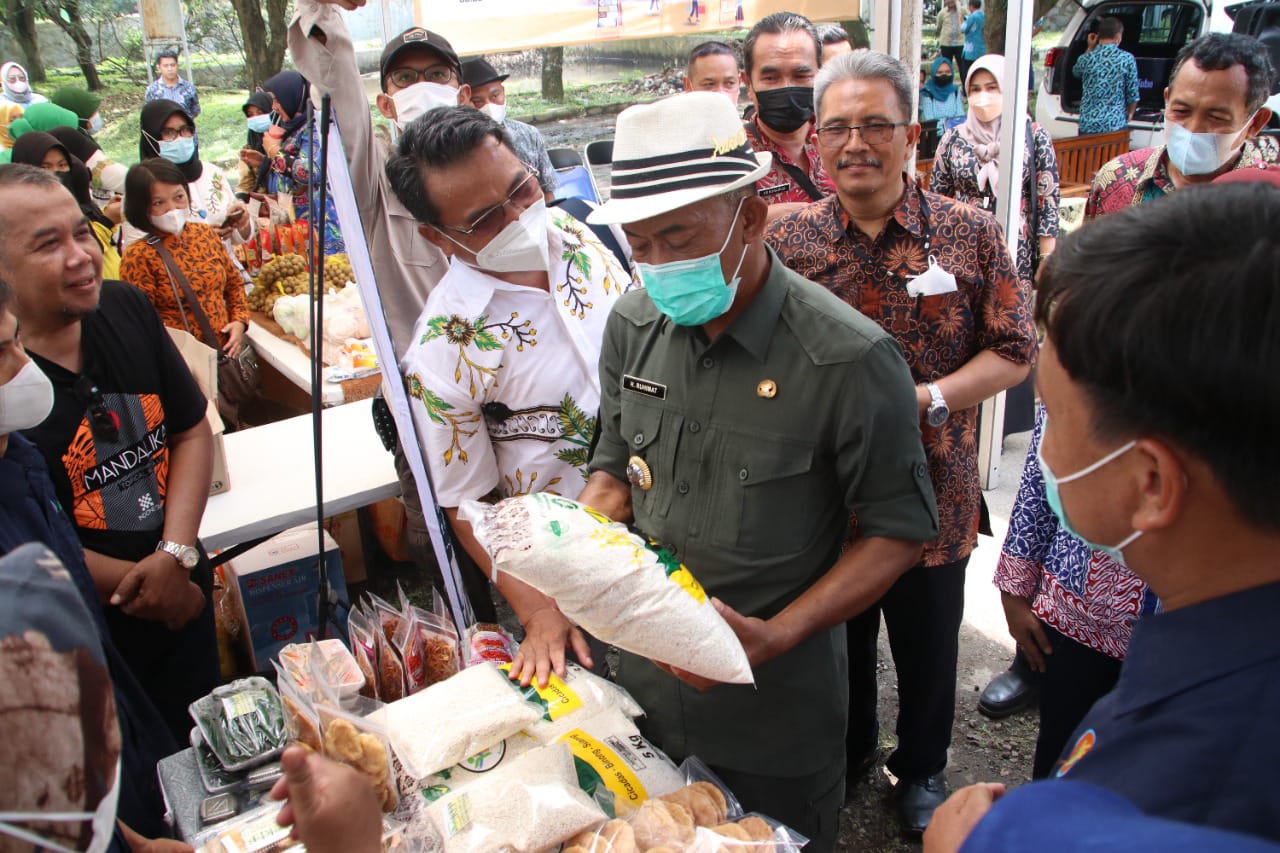 Bupati Kang Jimat Hadiri Bazar Ramadhan Ke Dinas Pertanian1