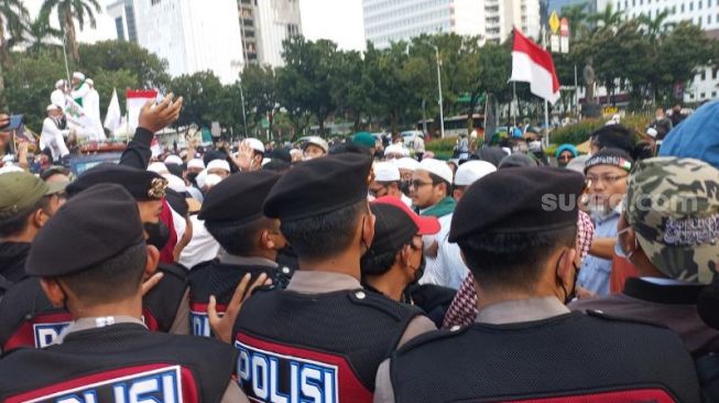 Demo Tuntut Penjarakan Menag Yaqut Ricuh! Pengunjuk Rasa Diduga dari PA 212 Injak-injak Poster Bergambar Jokowi2