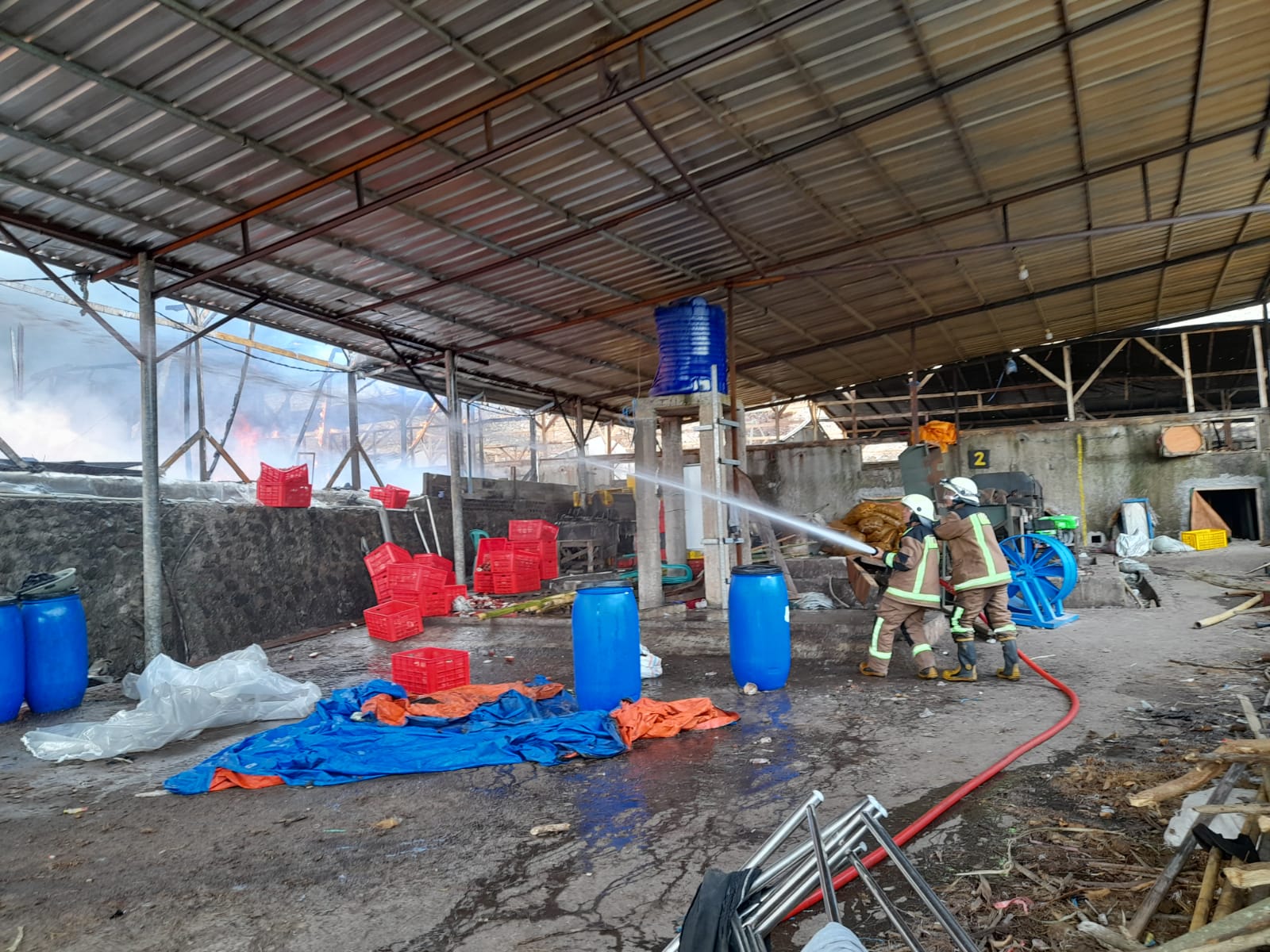 Kebakaran Hebat Melanda Pabrik Arang, Butuh Waktu 4 Jam Melawan Si Jago Merah2