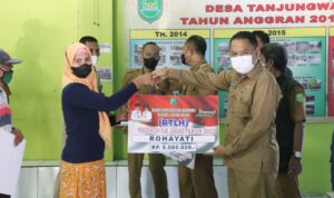 Asda1 Serahkan Bantuan Rutilahu Untuk Warga Tanjungwangi1 Asda1 Serahkan Bantuan Rutilahu Untuk Warga Tanjungwangi1
