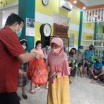 Dokter Maxi Bagikan Sembako Kepada Fakir Miskin Di Sekitar Klinik Barunya1