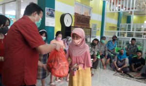Dokter Maxi Bagikan Sembako Kepada Fakir Miskin Di Sekitar Klinik Barunya1 Dokter Maxi Bagikan Sembako Kepada Fakir Miskin Di Sekitar Klinik Barunya1