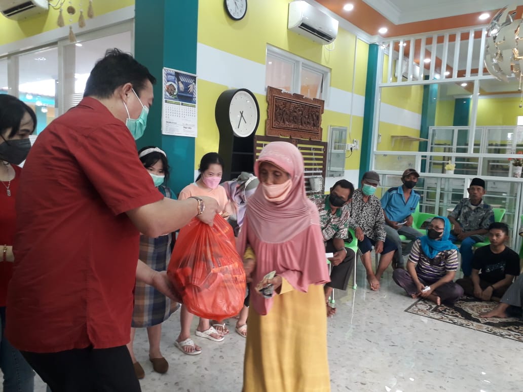 Dokter Maxi Bagikan Sembako Kepada Fakir Miskin Di Sekitar Klinik Barunya1